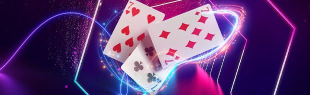 Pengguna membaca promo dari ponsel